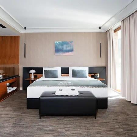 Select Hill 4* Linze