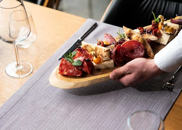 Select Hill 4* Linze