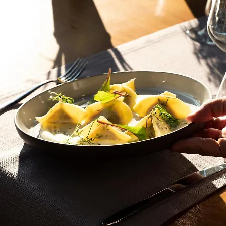 Select Hill 4* Linze